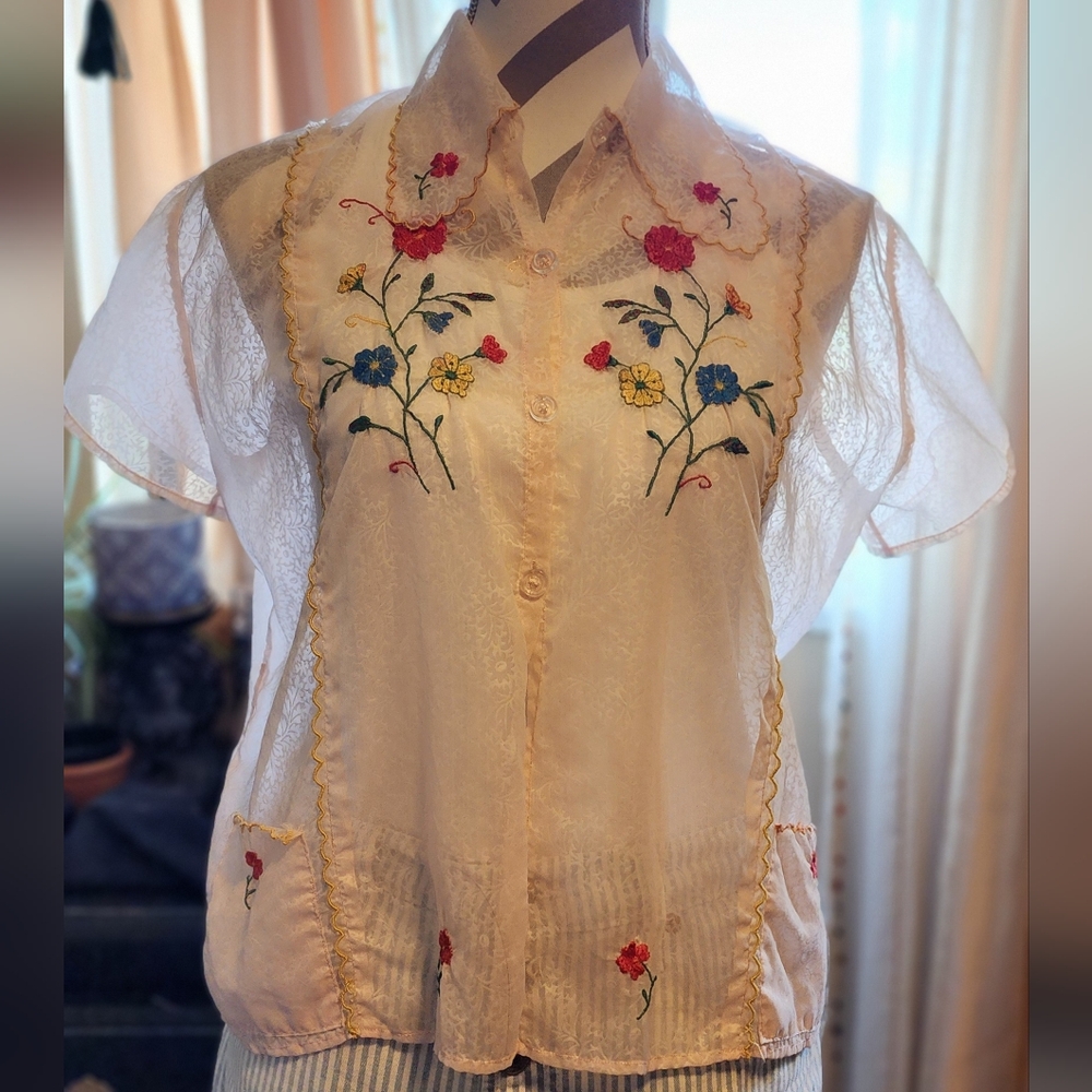 🍑 Vintage peach sheer embroidered top